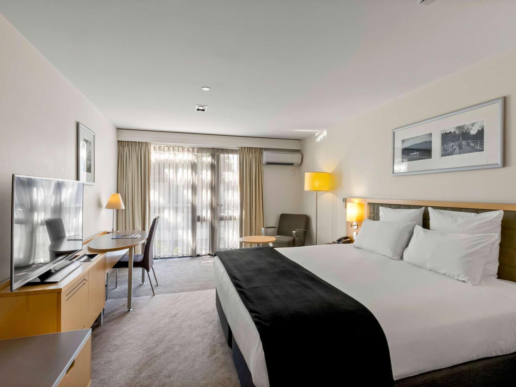 Novotel Queenstown Lakeside Exterior photo